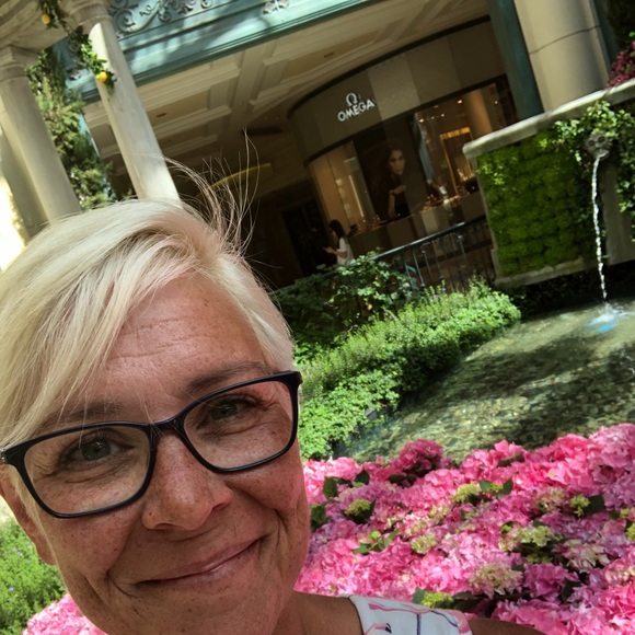 Meet your Posher, Dee - Picture 2 of 2